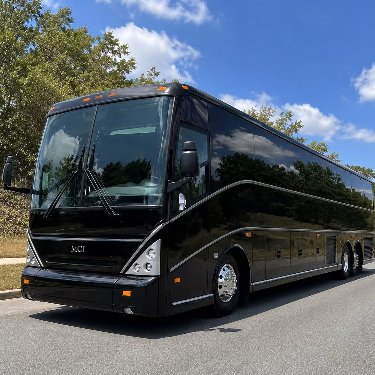 warren charter bus hero 3